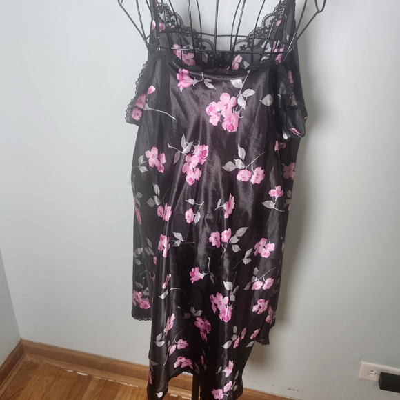 Cacique Floral Lace Trim Chemise Black Pink NWT Size 26/28 - Picture 2 of 5
